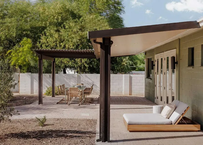 Luxe Private Compound Heated Pool And Holiday home *