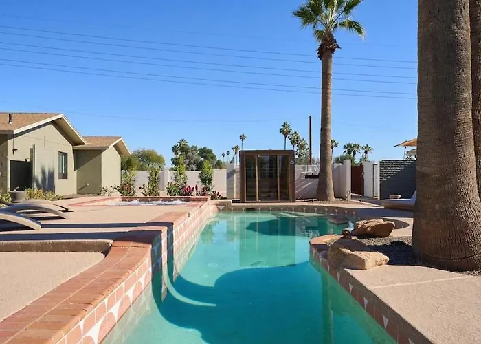 Luxe Private Compound Heated Pool And Holiday home *