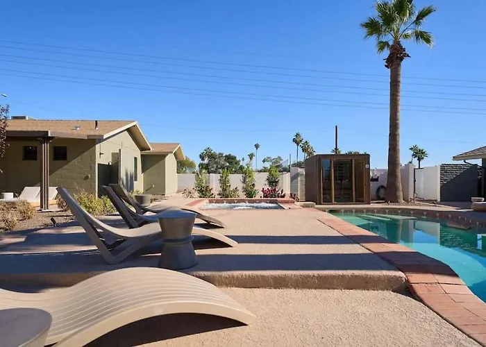 Luxe Private Compound Heated Pool And Holiday home *