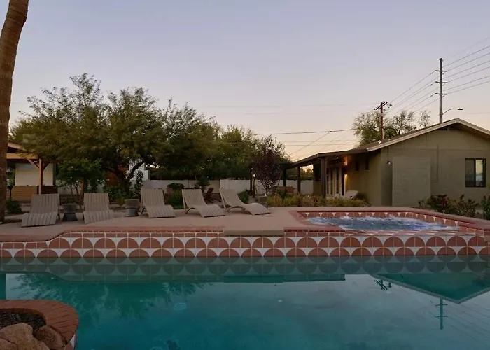 Luxe Private Compound Heated Pool And Holiday home *