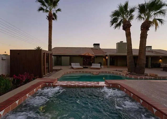 Luxe Private Compound Heated Pool And Holiday home *
