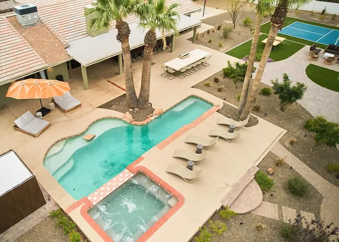 Luxe Private Compound Heated Pool And Holiday home *